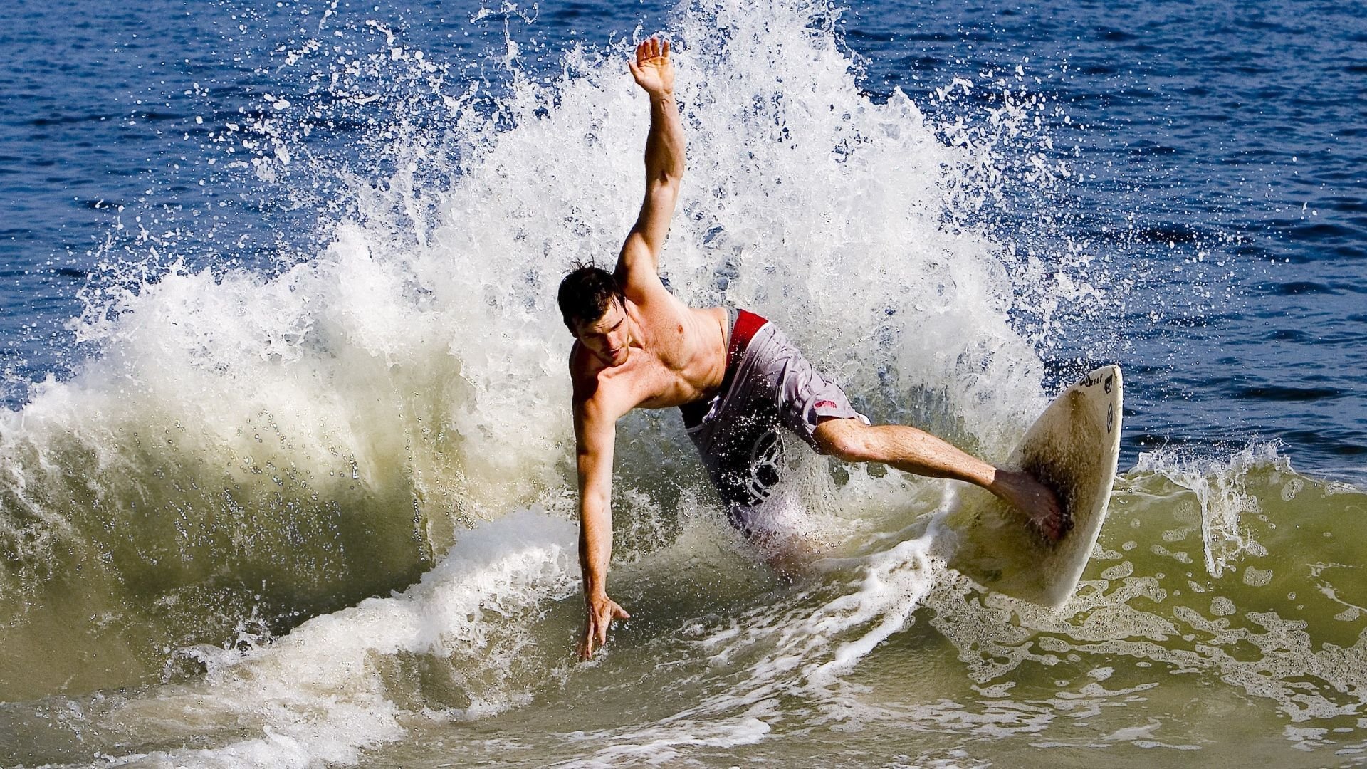 紧张比赛中球员们拼尽全力，呈现出令人瞩目的表现，比赛时紧张