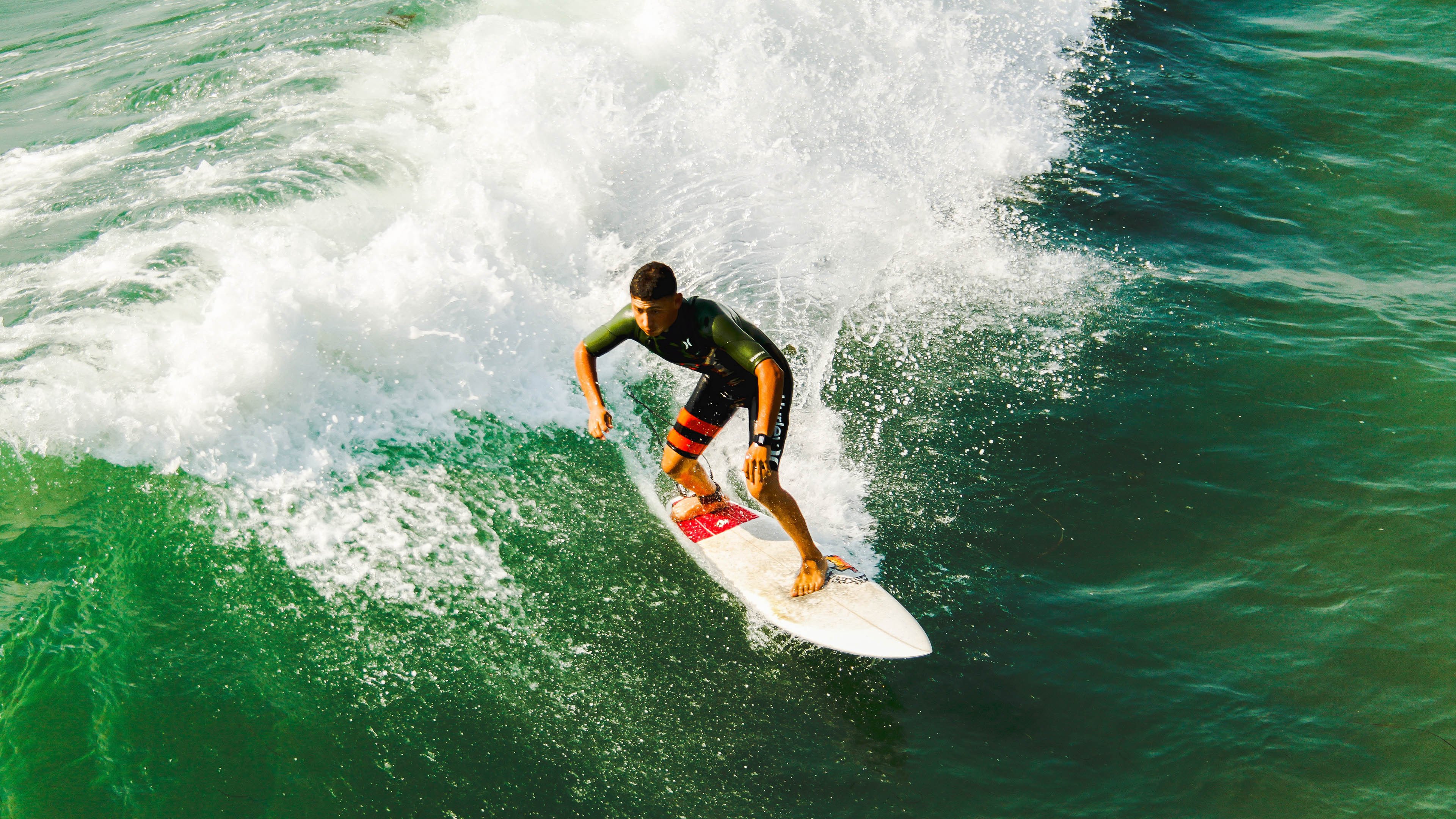背泳选手出发入水角度精准推进效率高,早期的背泳只是仰浮在水面上